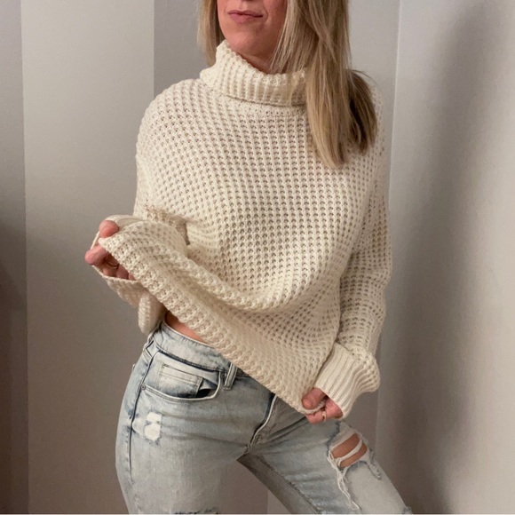 Chunky Warm Winter White Turtleneck Knit Sweater - Picture 3 of 9